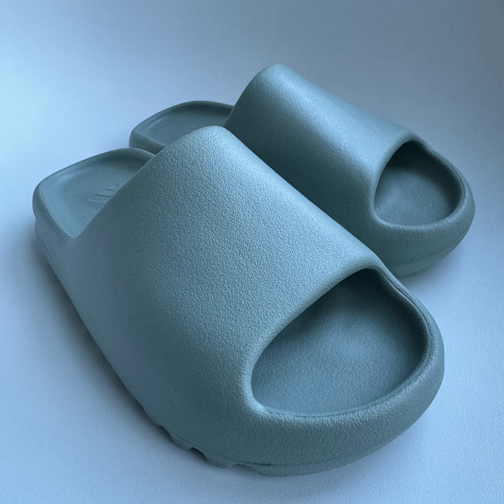 NEW Yeezy slides with tag and box men’s size 5 -Salt